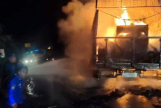 Truk Pengangkut Paket Ludes Terbakar di Banyuasin Akibat Korslet Ban