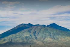 Gunung Salak: Misteri Mistis, Keindahan Alam, dan Legenda yang Memikat