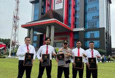 Kapolsek dan Anggota Polsek Sanga Desa Terima Pin Emas Kapolda Sumsel