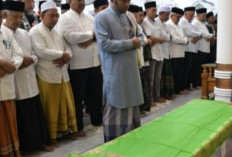 Pj Gubernur Aceh Safrizal Ikut Shalat Jenazah Tu Sop Bersama Ribuan Jamaah di Masjid Raya Baiturrahman