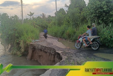 Jalan Penghubung Desa Sugiwaras di Baturaja Kembali Longsor Akibat Banjir