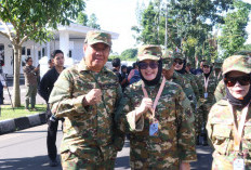 Cik Ujang Kenakan Atribut Militer