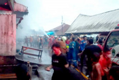 Korsleting Listrik Tiga Ruko di Pasar Pendopo Terbakar