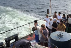 Viral! Momen Haru Pelaut Salat Ied di Tengah Laut, Netizen: Masya Allah!