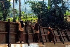 Siswa dan Warga Bergelantungan di Jembatan Nyaris Putus di Sukabumi