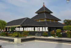 Masjid Agung Demak: Warisan Wali Songo yang Menjadi Magnet Wisata Religi di Era Modern
