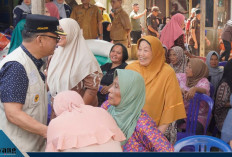 Tinjau Korban Kebakaran Talang Benteng, Joncik Serahkan Bantuan untuk Warga Terdampak