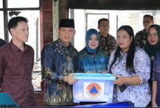 Respons Cepat! Pj Bupati Empat Lawang Serahkan Bantuan Langsung ke Korban Kebakaran di Tanjung Ning Simpang