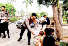 Kapolres Muba Bagi-Bagi Takjil ke Warga Kota Sekayu