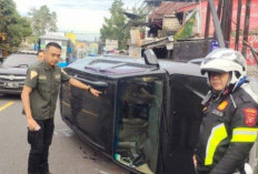 Toyota Fortuner Terguling di Jalur Puncak Bogor, Hantam Pagar dan Tiang Telepon