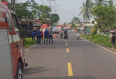 Usai Tabrak Pejalan Kaki dan Rumah, Truk Tangki BBM Terguling