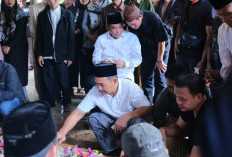Istri Wabup Kyai Rohman Dimakamkan dengan Suasana Haru