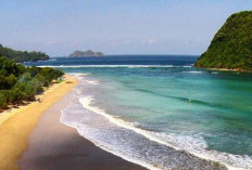 Menaklukkan Ombak dan Menikmati Sunset di Pulau Merah Banyuwangi