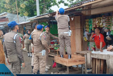 Tim Gabungan Pemkab Empat Lawang Tertibkan Pedagang Pasar Pulo Mas, Lapak dan Atap Dipotong Langsung Satpol PP