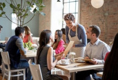 Etiket Memanggil Pelayan di Restoran: Cara Elegan Meningkatkan Pengalaman Makan Anda