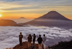 Menikmati Keajaiban Alam: Bukit Sikunir Jadi Destinasi Favorit Wisatawan di Dieng