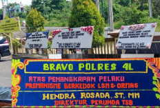 Ungkap Kasus Pemerasan, Karangan Bunga Berjejer di Mapolres