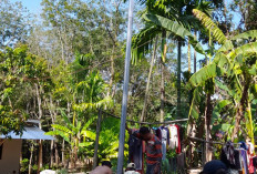 6 Titik Lampu Penerangan Jalan Umum di Desa Mekarti Jaya Telah Dipasang