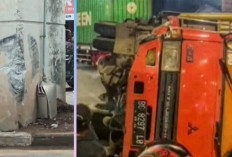 Truk Fuso Terbalik di Simpang Polda