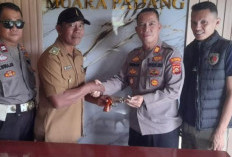 Polsek Muara Padang Terima Satu Pucuk Senpira dari Kades Sidomulyo