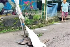 Warga Pasang Tanda Bahaya