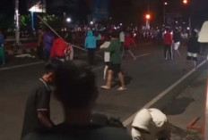 Viral! Antar Remaja Bersenjata Terlibat Tawuran di Jalan Radial