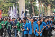 Kericuhan Terjadi Antara Mahasiswa dan Kepolisian Usai Sidang Paripurna DPR RI