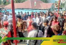 Pedagang Terharu, Semua Dagangan Diborong: Terimakasih Pak Yulius dan Pak Budi