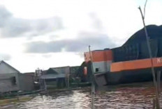 Tongkang Bermuatan Batubara Hantam Rumah Rakit Warga