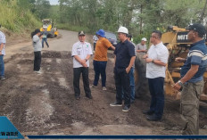 Jalan Rusak Menahun Akhirnya Diperbaiki, Warga Empat Lawang Sambut dengan Antusias