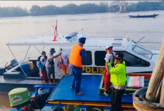 Pasca Jembatan Runtuh, Satpolairud Polres Muba Sediakan Kapal untuk Penyeberangan Warga dan Anak Sekolah