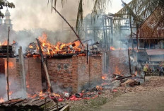 Dua Rumah Kayu Hangus Terbakar di Sungai Keruh
