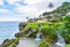 Pesona Unik Pantai Banyu Tibo, Air Terjun Langsung ke Laut Jadi Daya Tarik Wisatawan