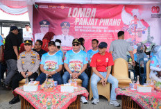 Bupati Muba Saksikan Langsung Lomba Panjat Pinang HUT RI ke-80