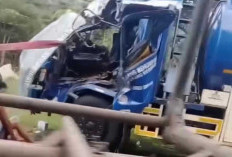 Truk Pengangkut Minyak Ringsek Parah Terlibat Laka Lantas