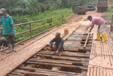 Warga SP 4 Purwaraja Perbaiki Jembatan
