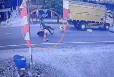 VIRAL! Pria Paruh Baya Terpental Diserempet Truk