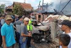 Kecelakaan di Muara Enim: Mobil Travel Menabrak Pertamini dan Rumah Panggung Hangus Terbakar