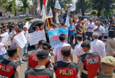 Ratusan Wartawan Gelar Aksi Demo Depan Kantor DPRD