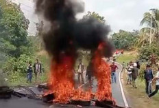 Massa Blokade Jalan Lintas Tengah Sumatera di Empat Lawang 