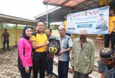 Bagikan Sembako dan Bersihkan Masjid