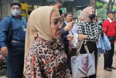 Pemilik Tanah dan Bangunan Bersama Kuasa Hukum Copot Stiker di Ruko