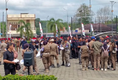 Ratusan Anggota Satpol PP Geruduk Kantor Bupati
