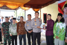 Kapolres Muba Serahkan 60 Alquran Ke Ponpes.