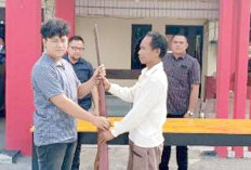 Warga Lubuk Kelumpang Serahkan Senpi Rakitan
