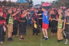 Presiden Jokowi Bermain Sepak Bola di NTT