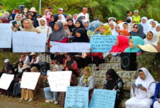 Puluhan Emak-emak Gelar Yasinan Depan Kantor KPU dan Bawaslu : Minta KPU dan Bawaslu Netral