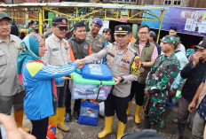 Kapolres Berikan Bantuan dan Tinjau Korban Banjir