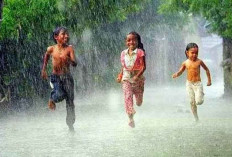 Perlu Diketahui, Inilah 8 Manfaat Membiarkan Anak Bermain dan Mandi Air Hujan