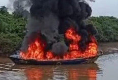 Kapal Tongkang Bermuatan Minyak Ilegal Terbakar di Sungai Parung